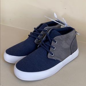 Boys Old Navy lace up shoes